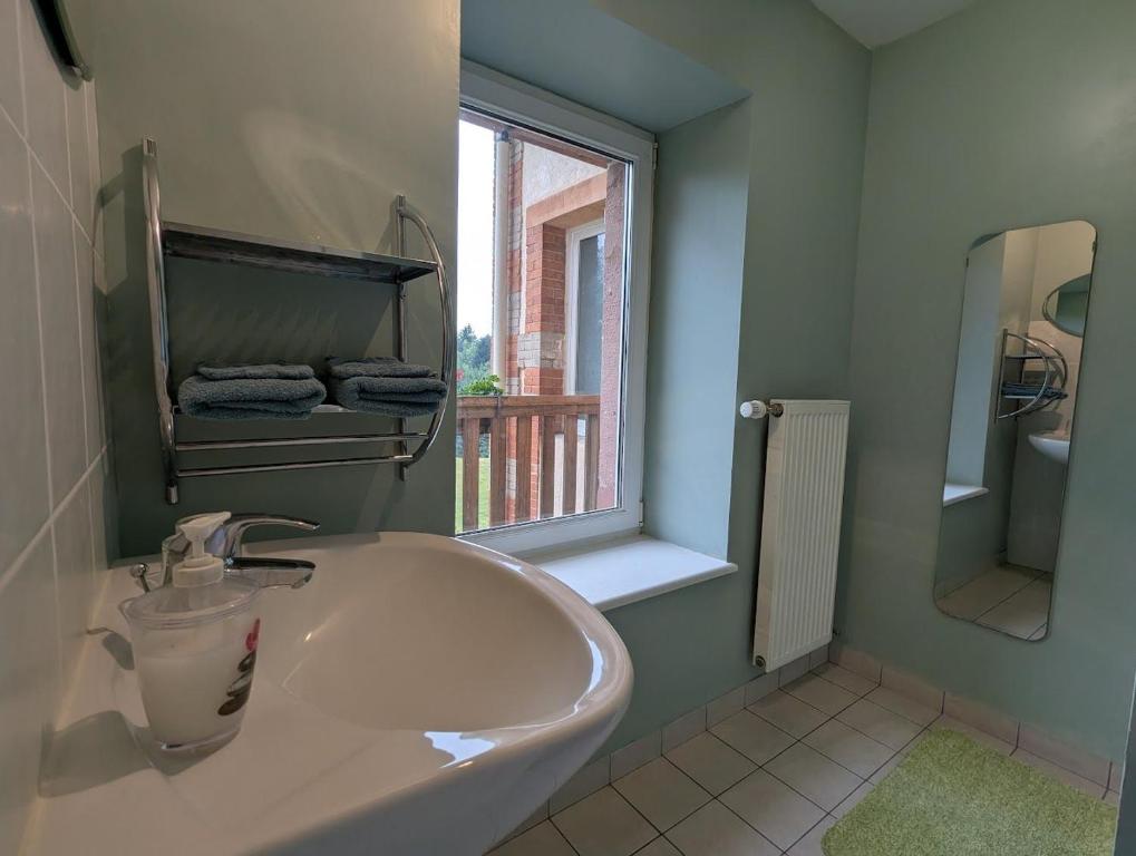 Ένα μπάνιο στο Chambre Perce-neige, Maison d'hôtes Les Accacias