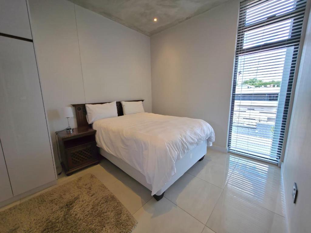 Giường trong phòng chung tại 311 at The Paramount Estate