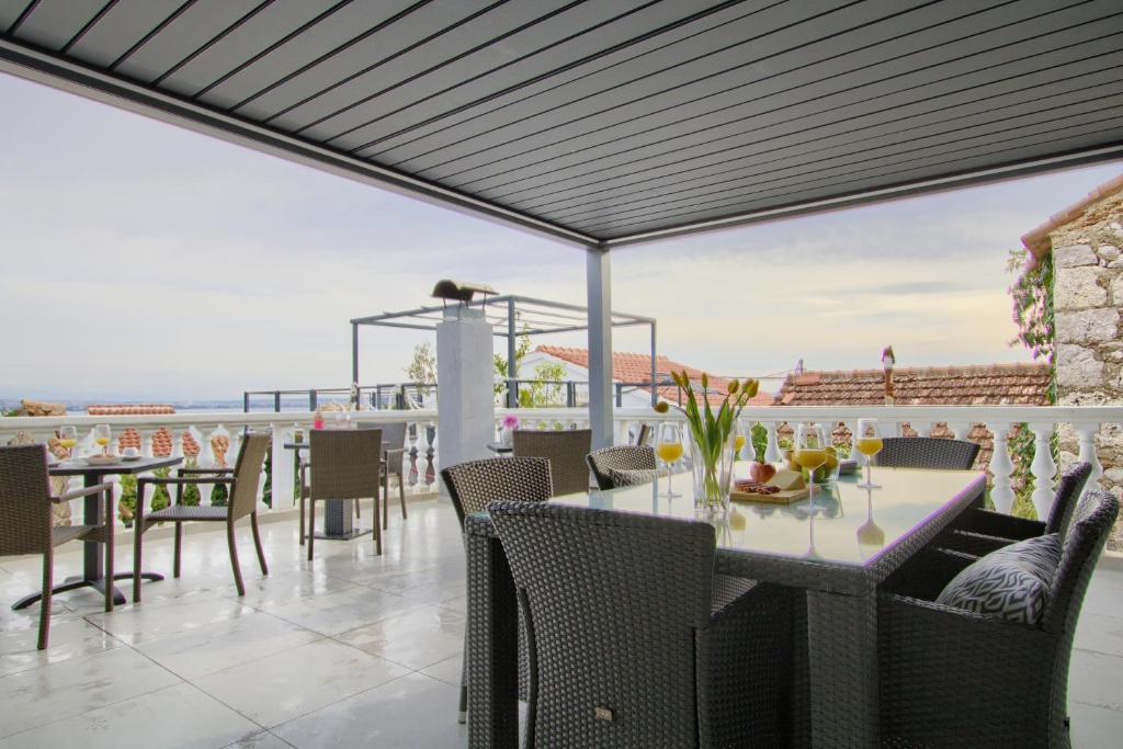 une salle à manger avec vue sur l'océan dans l'établissement Casa del Sole - Ugljan Island, à Poljana