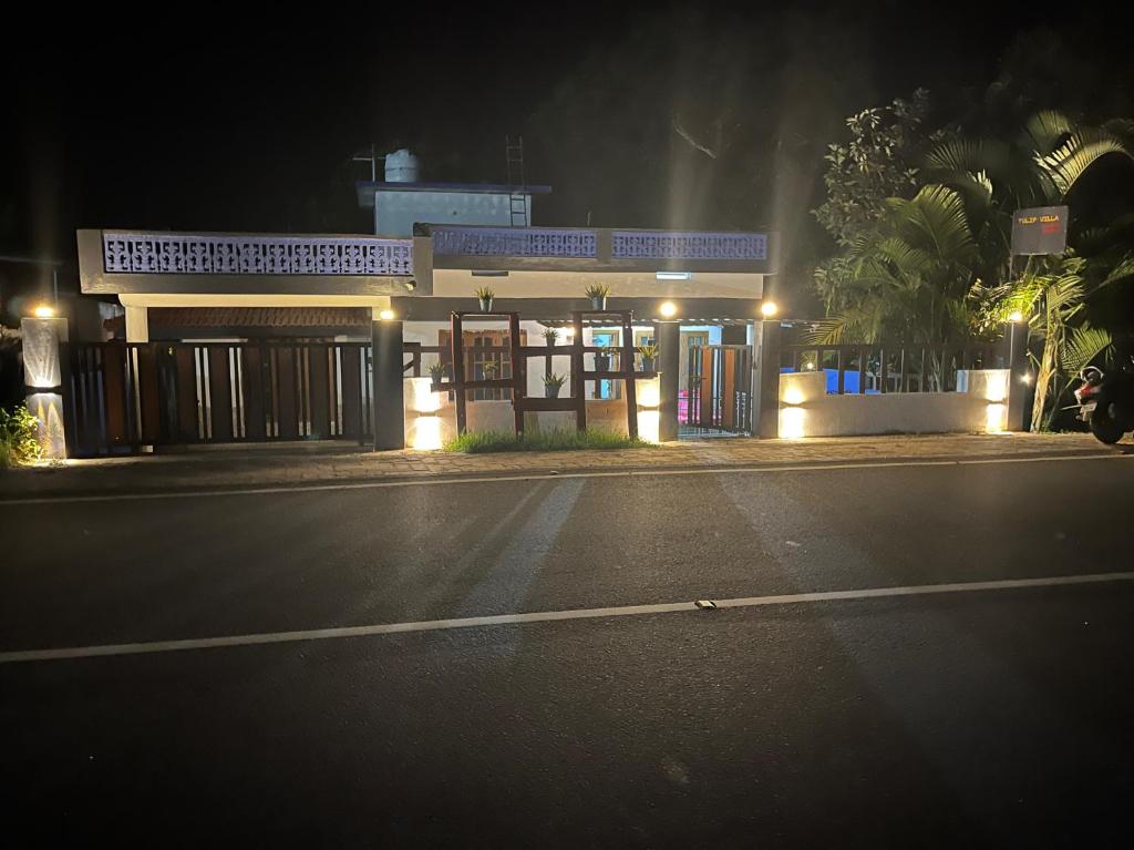 eine Tankstelle wird nachts beleuchtet in der Unterkunft Tulips villa in Mānantoddy