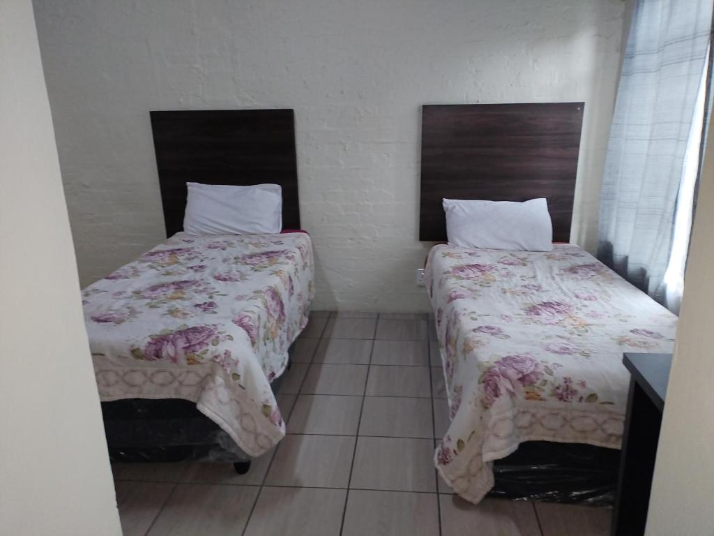 Een bed of bedden in een kamer bij Prior guest house