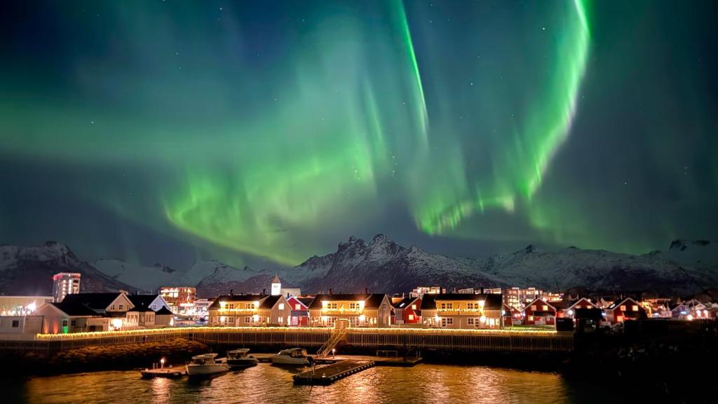 Rorbuene Svolvær Havn في سفولفير: صوره لمدينة بالشفق في السماء