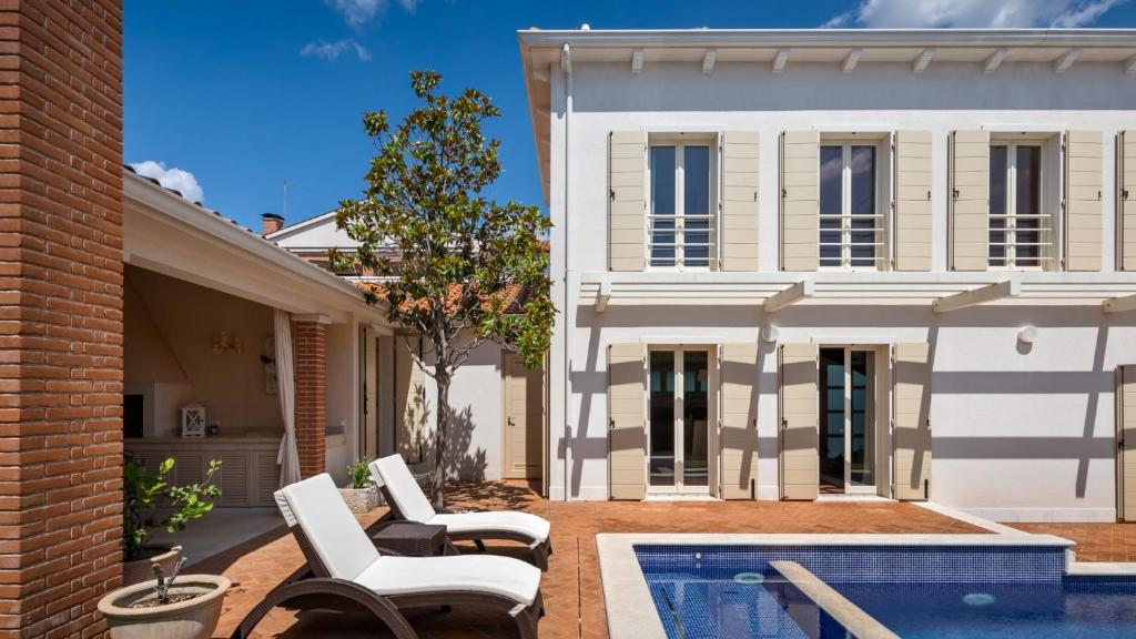 Bazén v ubytování Villa Rafaelle with 3 bedrooms and pool in Porec nebo v jeho okolí