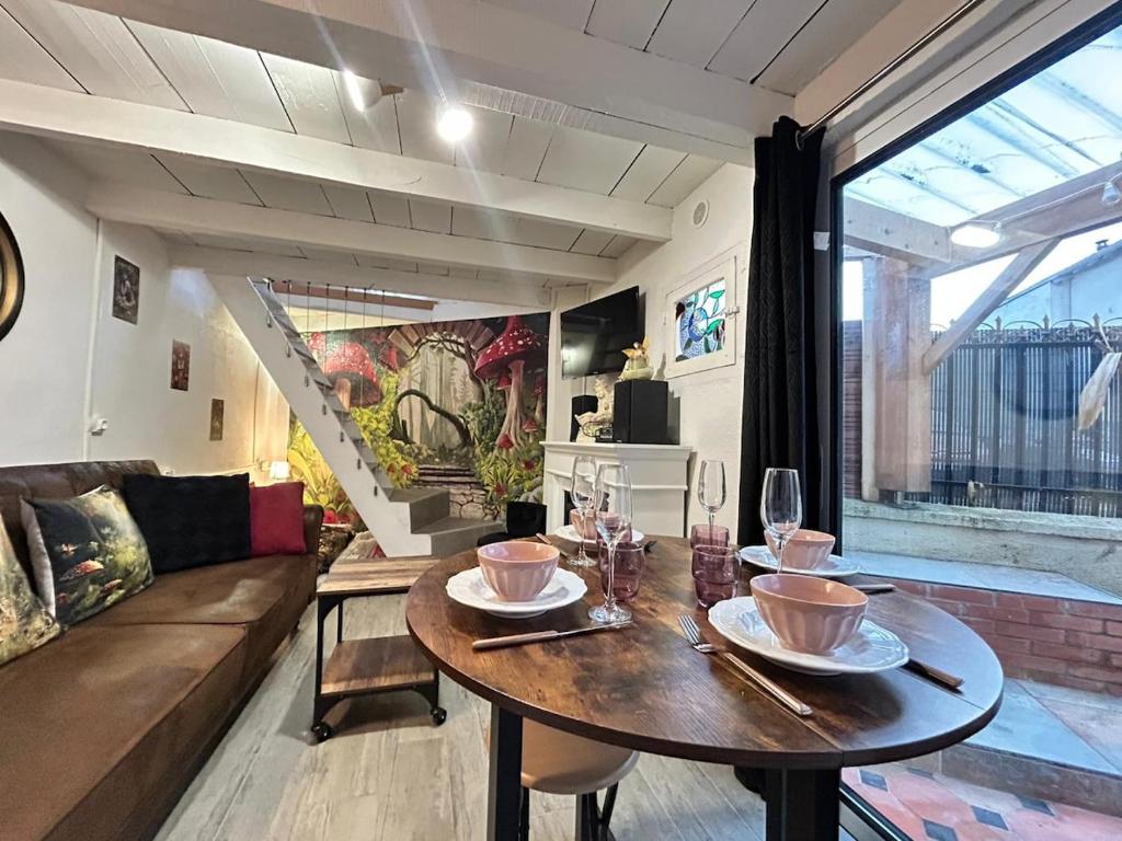 Khu vực ghế ngồi tại Le Cabanon des Fées, féérique et authentique