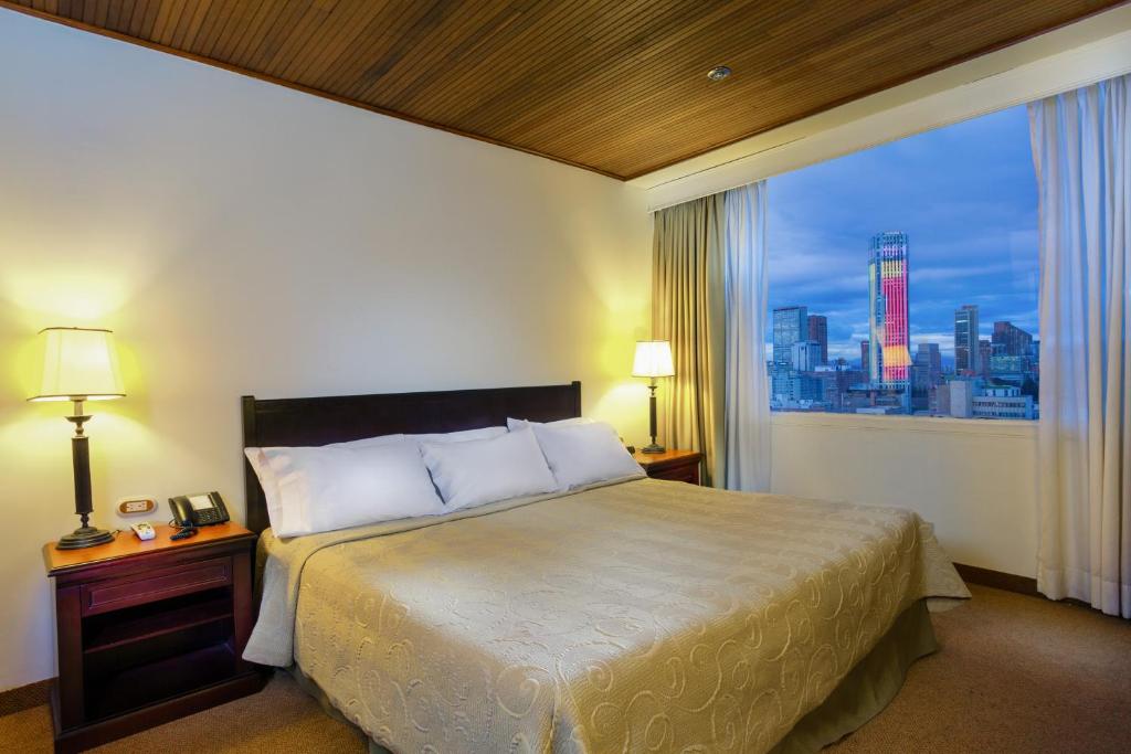 Postel nebo postele na pokoji v ubytování Hotel Dann Av. 19