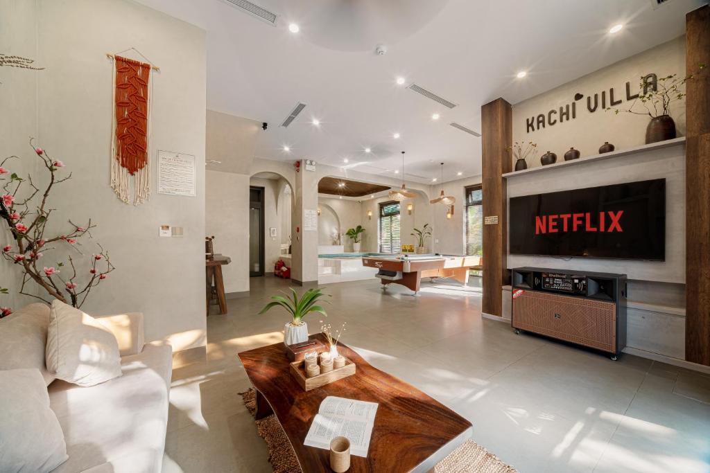 Et tv og/eller underholdning på KACHI BlissVilla - Near Beach 9BR