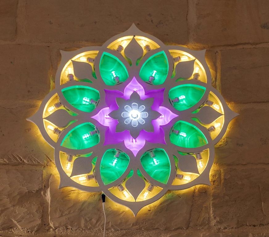 eine lila-grüne Uhr an einer Backsteinwand in der Unterkunft A Casa di Nonna Lina in Lecce