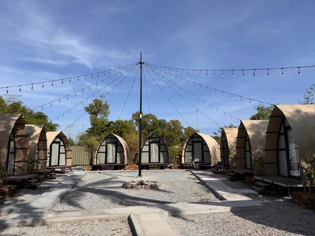 una fila di edifici bianchi a cupola con filo spinato di Nadi Glamping Suites a Perai