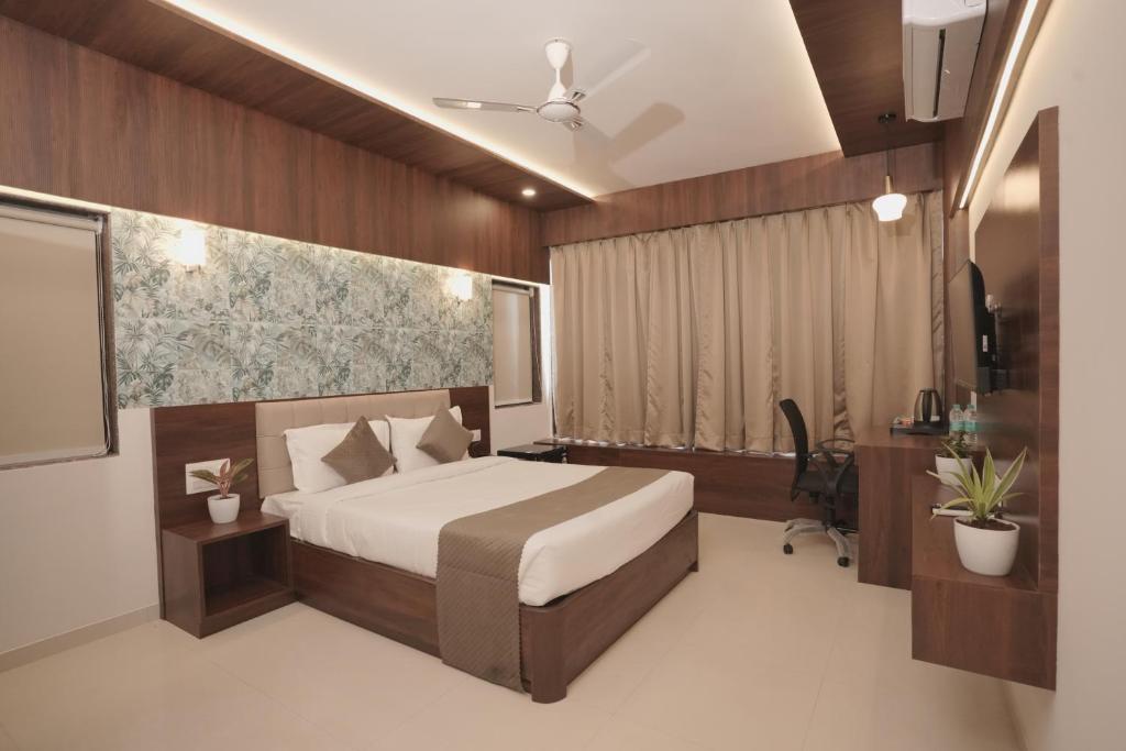 Una cama o camas en una habitación de High Five Hotels