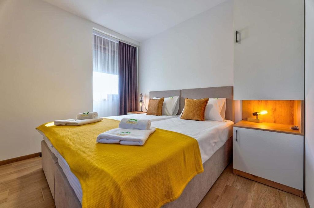 Un dormitorio con una cama con dos toallas encima. en Tomy Forest Cigar Bar, en Ocka Gora