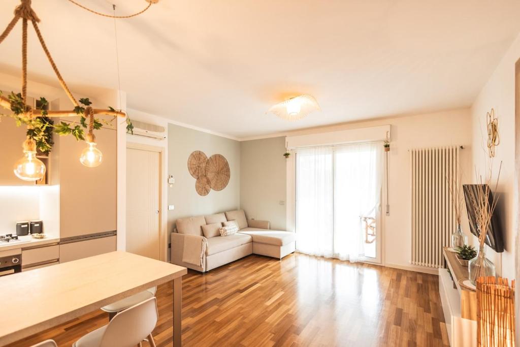 una sala de estar con un sofá y una mesa en Amazhome - Il nido nella quiete del Titano, en San Marino