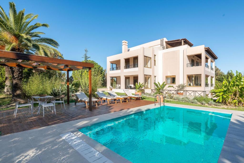 een afbeelding van een villa met zwembad bij Coral Tree Luxury Villa in Ialyssos