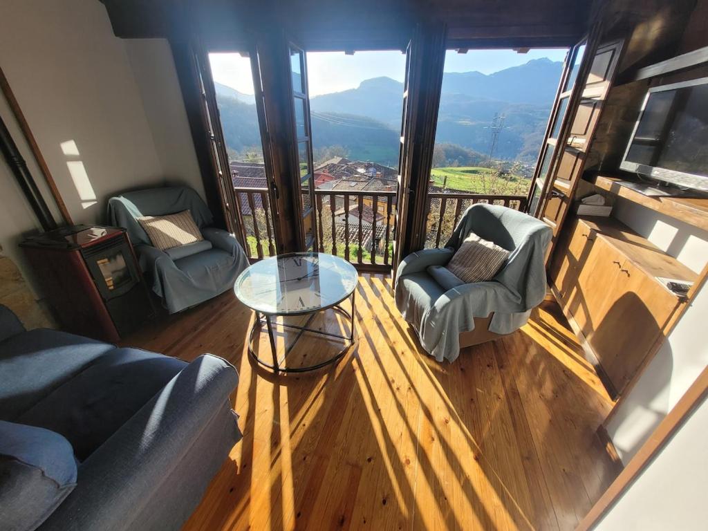 a living room with a couch and chairs and a table at La Casina del Alba in Campiellos