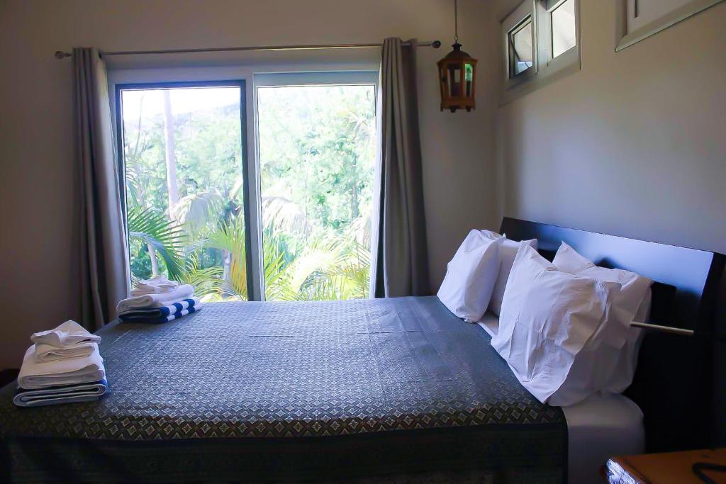 Un pat sau paturi într-o cameră la Exclusive Cottage in Havannah, Reflections Retreat