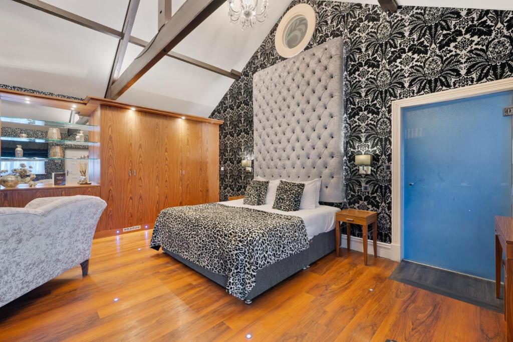 Giường trong phòng chung tại The Cranleigh Boutique