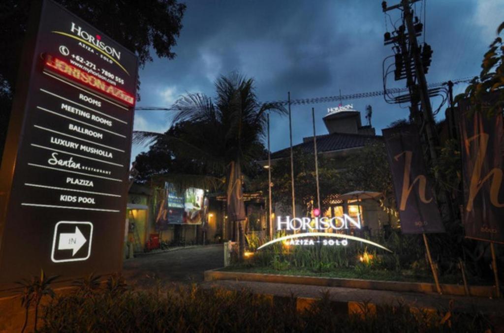 un cartello di fronte a un hotel di notte di Horison Aziza Solo a Solo