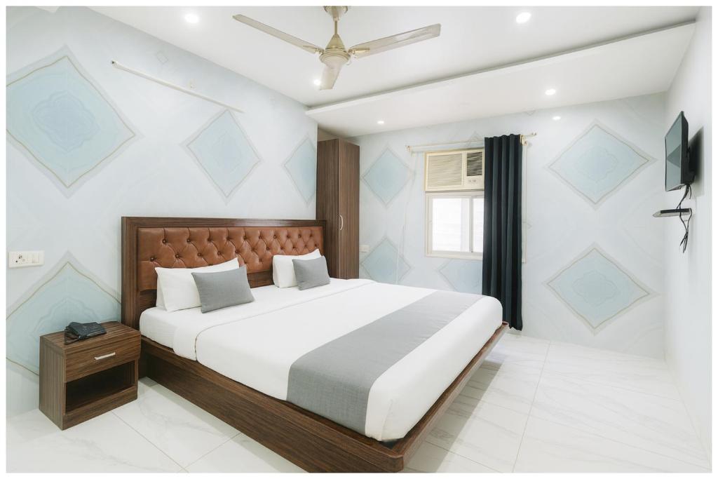 Кровать или кровати в номере Krishna Imperial Palace Charbagh- Palace near Lucknow Railway Station # Free Wifi # Room Service And Parking Facility - Fully Air conditioning Luxuary Room - Top Rated Hotel In Lucknow