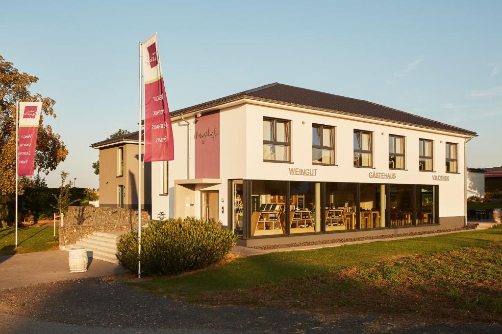 un edificio con una señal delante de él en Meyerhof - Weingut, Vinothek & Gästehaus, en Flonheim