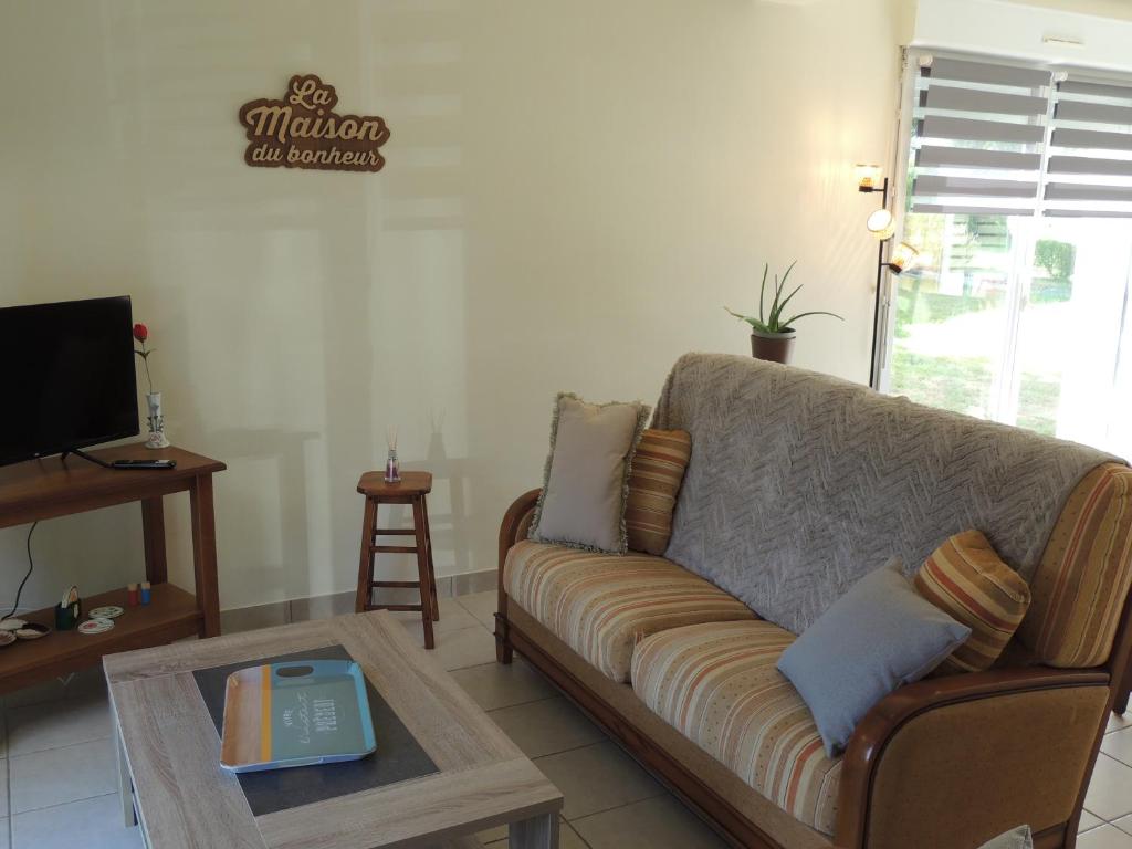 een woonkamer met een bank en een salontafel bij Agapanthe blanche in La Garde