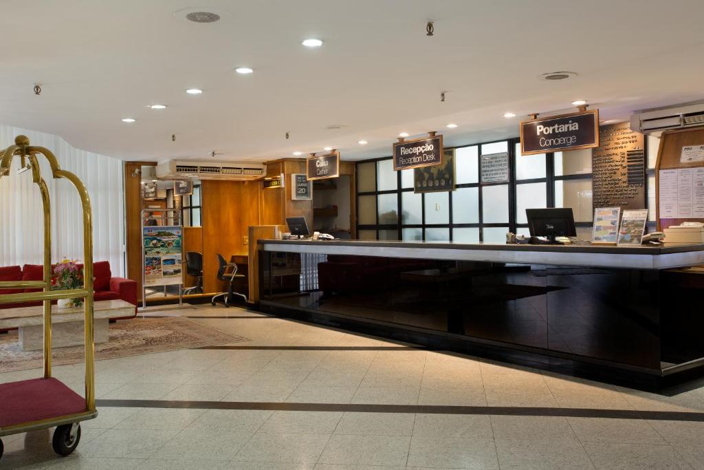 um átrio do hotel com um bar e uma área de espera em Hotel Atlântico Copacabana no Rio de Janeiro