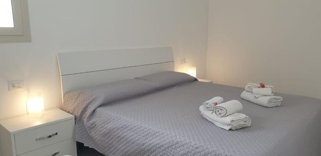 a bedroom with a bed with towels on it at Lampedusa Centro Camere&Appartamenti in LMP