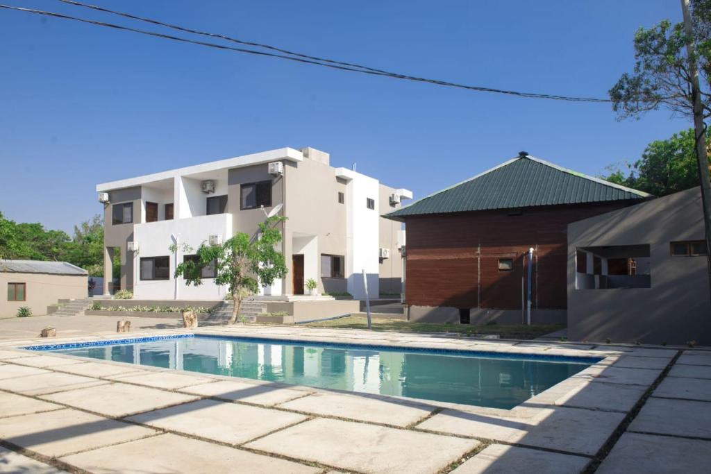 a swimming pool in front of a house at Vila Luísa Bilene in Vila Praia Do Bilene