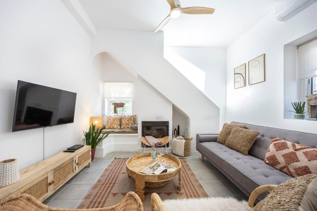 a living room with a couch and a tv at Casa Ladeira in Loulé