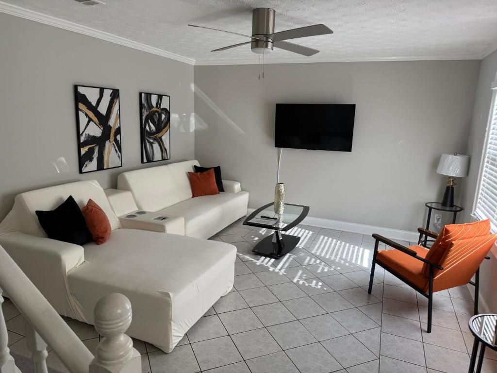 TV a/nebo společenská místnost v ubytování Blissful Townhouse Retreat