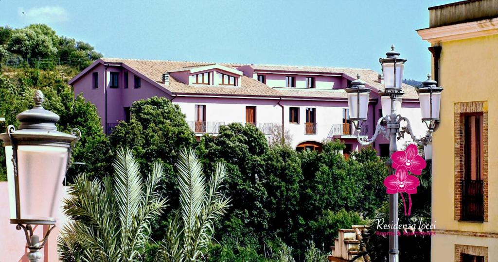 Budova, kde se aparthotel nachází