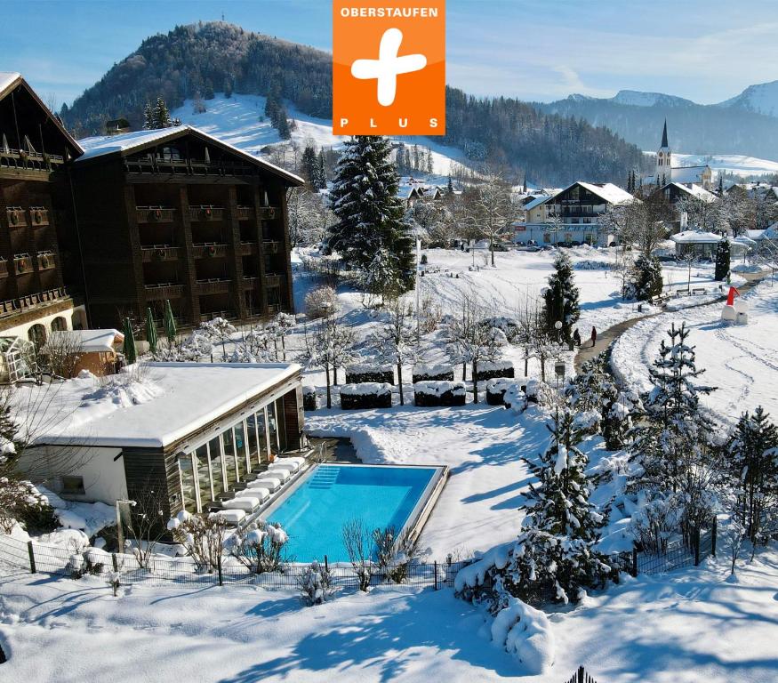 un complejo con piscina en la nieve en Parkhotel Oberstaufen, en Oberstaufen