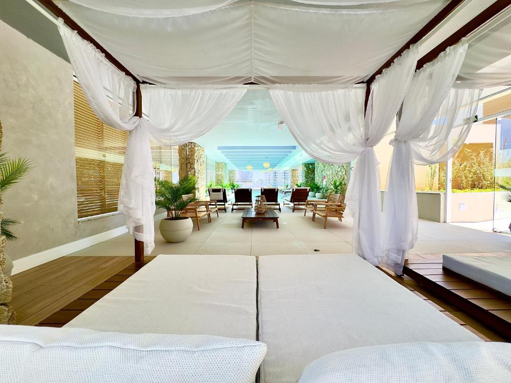 Ένα ή περισσότερα κρεβάτια σε δωμάτιο στο Apartamento em Condomínio Frente-Mar com Piscinas, Jacuzzi Aquecida, Sauna, Academia, Brinquedoteca, 3 quartos Churrasqueira na Sacada, Cozinha Completa e Lazer de Home Club