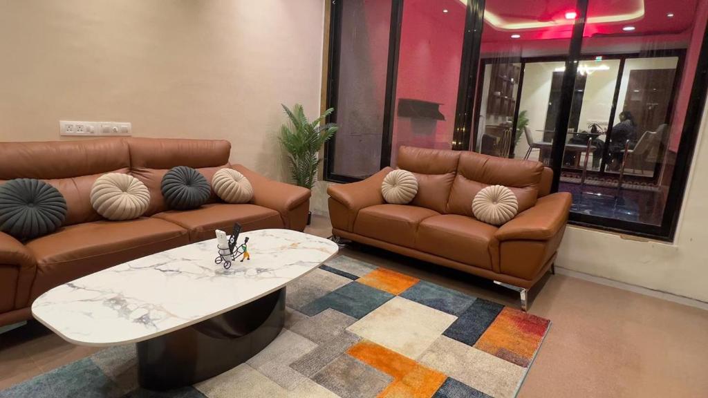 Una sala de estar con dos sofás y una mesa de café. en Yara Villa, en Jāmb