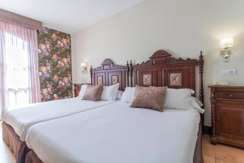 Postel nebo postele na pokoji v ubytování Hotel Rosaleda Don Pedro