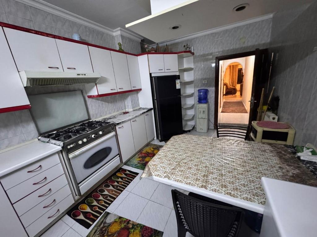 cocina con fogones y mesa. en ardan, en Amán