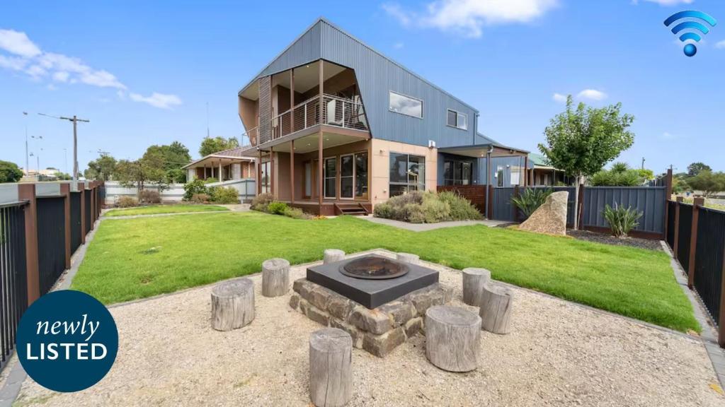 una casa con una hoguera en el patio en Bendigo Lakeside, en Eaglehawk