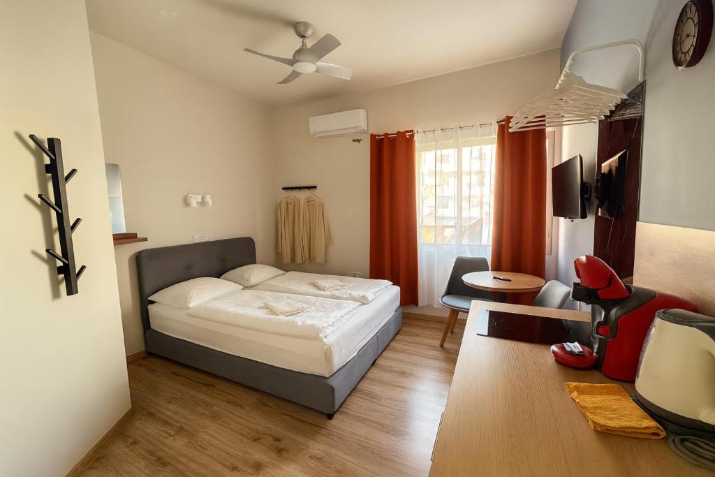 Postel nebo postele na pokoji v ubytování Smart Comfort StudioN4 Private Kitchenette Bathroom to Beach 260m Marina Port old City 900m