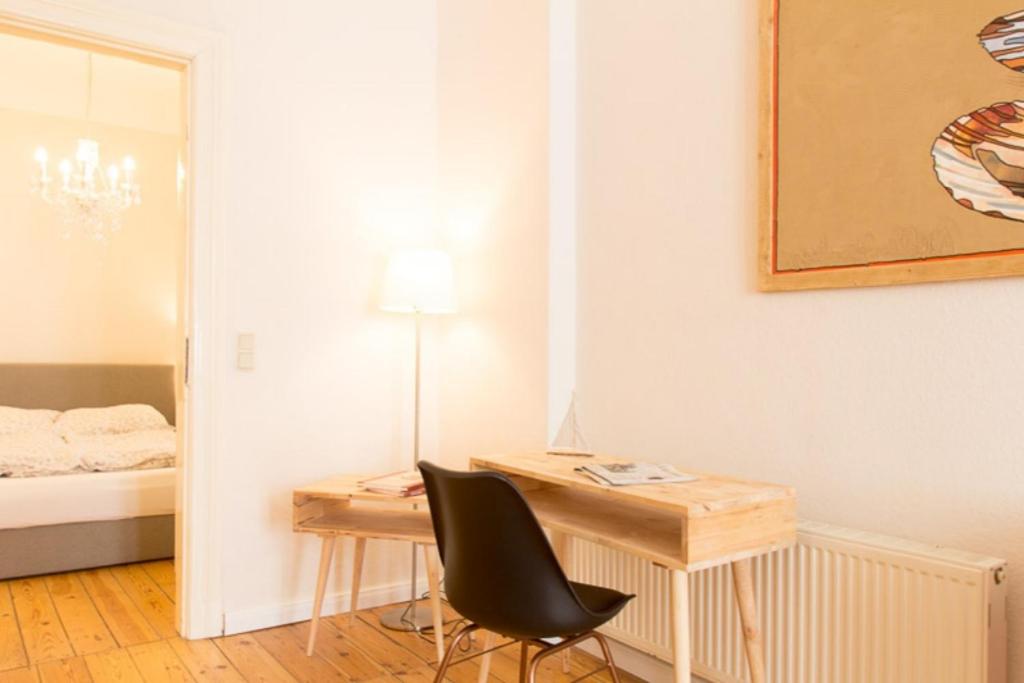 een bureau en een stoel in een kamer met een bed bij 1 Wellenklang in Rostock