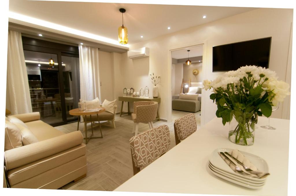 cocina y sala de estar con sofá y mesa en The View Hotel Perdika, en Perdika