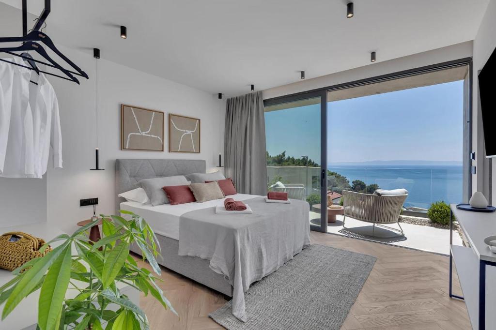 Giường trong phòng chung tại Villa FRAGMENT - Designer Villa with jacuzzi