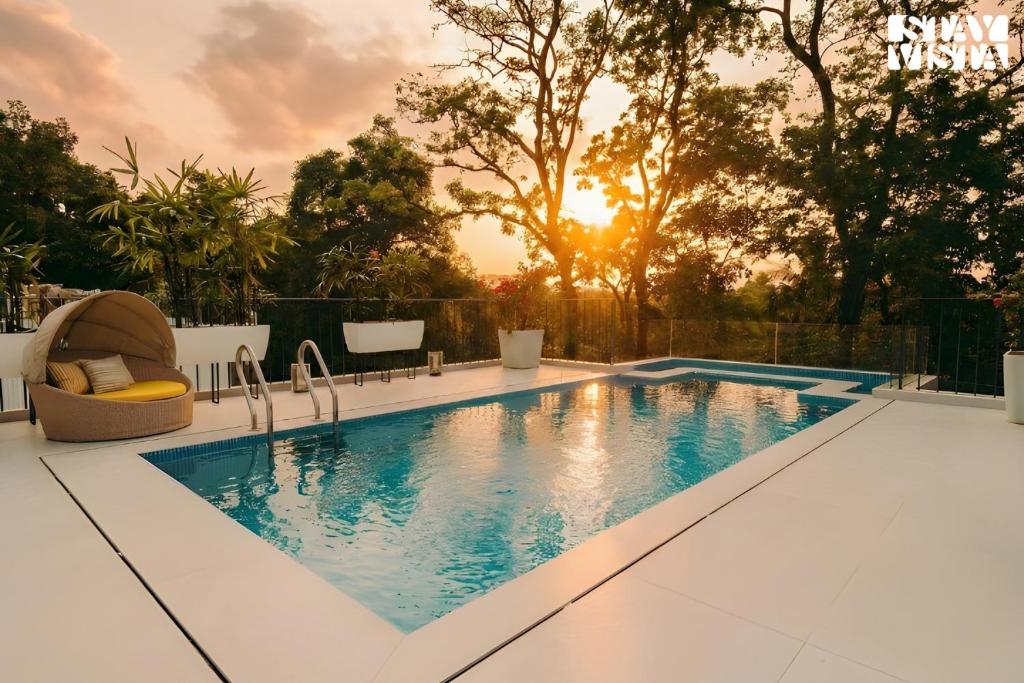 Bazén v ubytování StayVista at Casa Canto with Infinity Pool nebo v jeho okolí