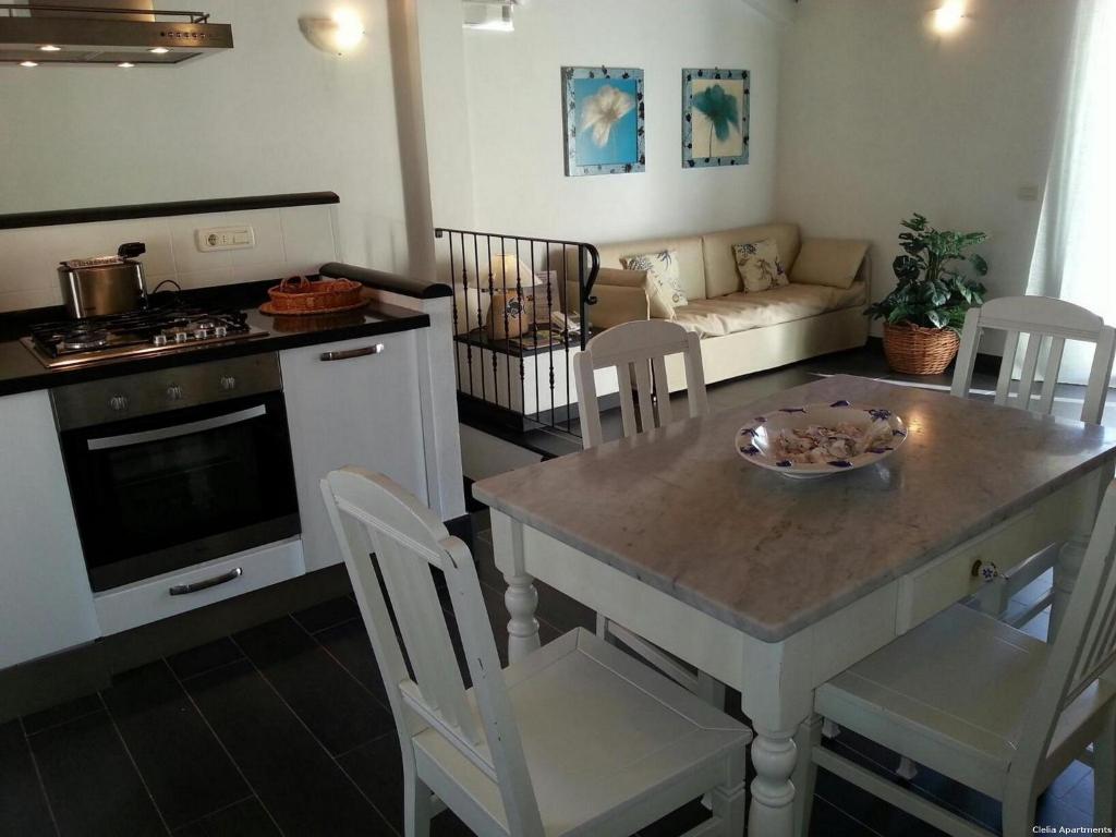 Il comprend une cuisine et un salon avec une table et des chaises. dans l'établissement Clelia Apartments - Deiva Marina, à Deiva Marina