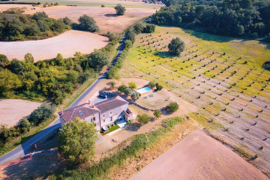 een luchtfoto van een huis in een veld bij Casa Lounell, Piscine, Spa, Sauna in Graulhet