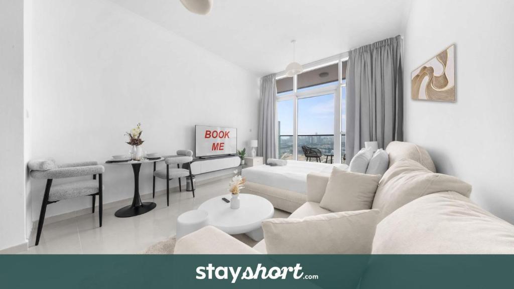 Posezení v ubytování StayShort - Damac Hills sleeps 2 near Golf Courses