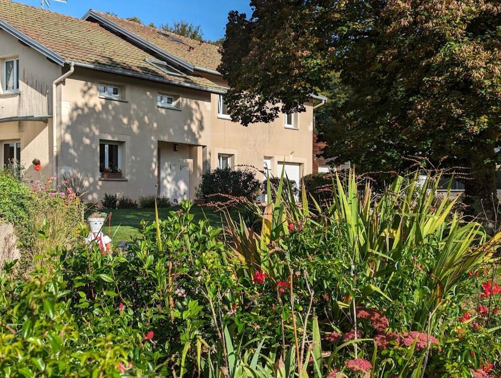 a house with a garden in front of it at Chambre d'hôtes du Savernay in Chantraine