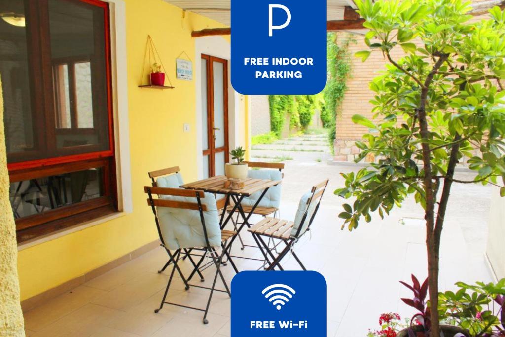 S’alba Noa في كوارتو سانت إيلينا: صورة فناء مع طاولة وكراسي