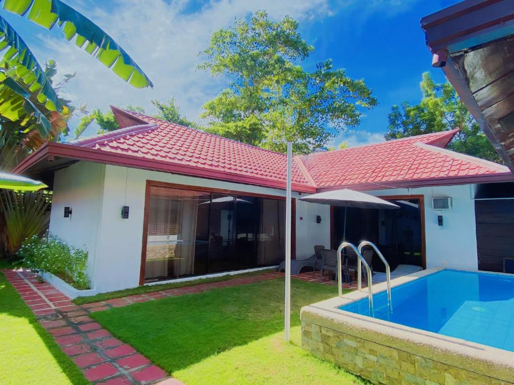 Swimmingpoolen hos eller tæt på Villas Flora Bella