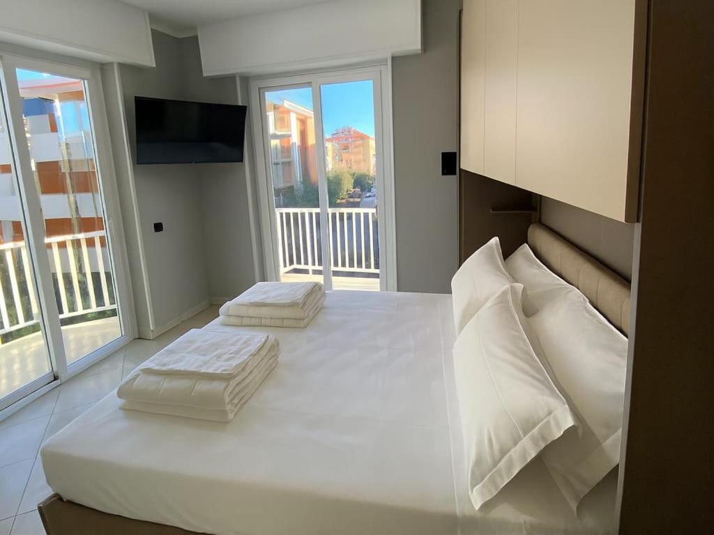 Hotel SoleMare في ديانو مارينا: غرفة نوم مع وسادتين على سرير كبير