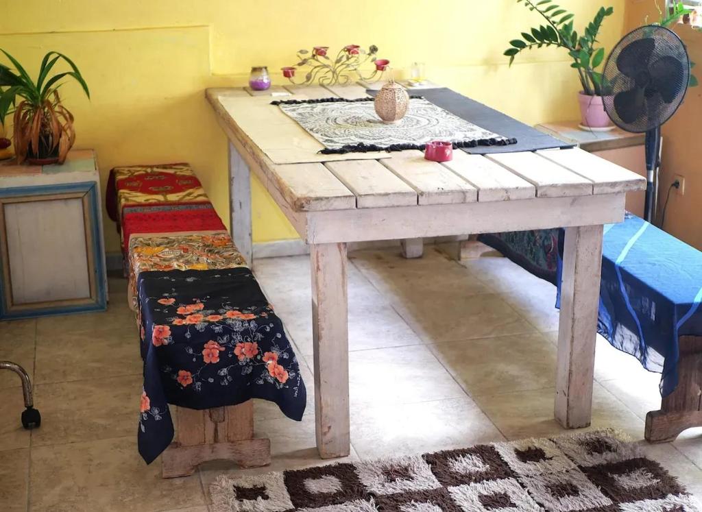 a wooden table in a room with a table sidx sidx at Studio charmant près de Pointe-à-Pitre 50 m² avec balcon in Pointe-à-Pitre