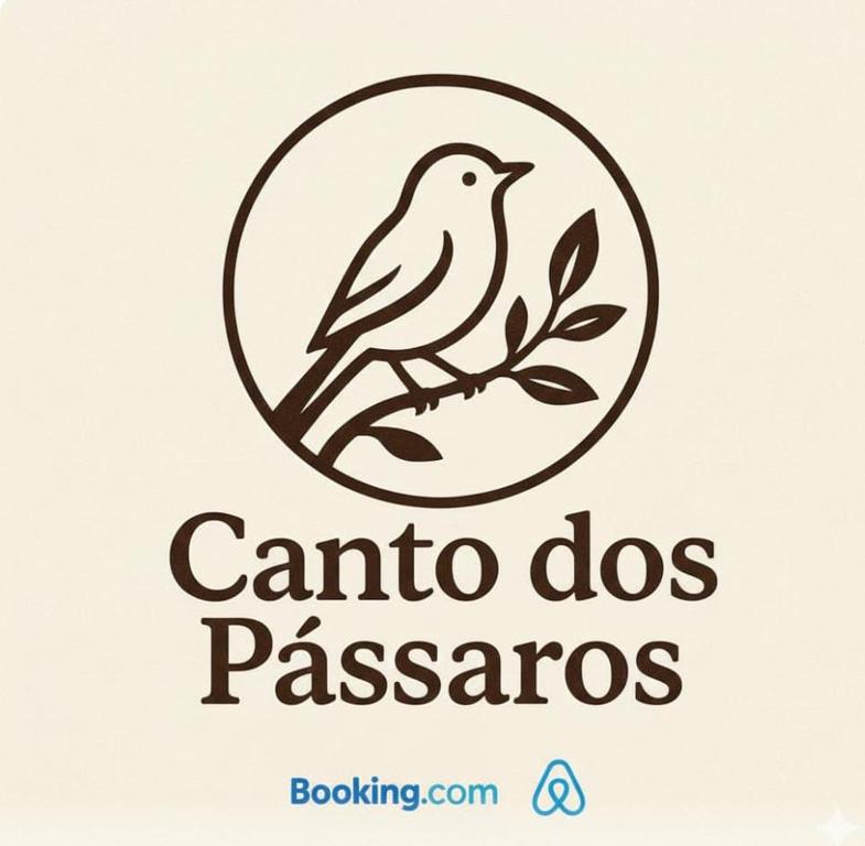 ポメロデにあるCanto dos Pássarosの枝のロゴに座る鳥