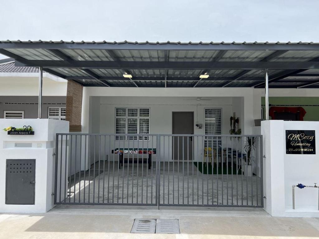 Grand Green Homestay في Sungai Pelik: فناء امام بيت فيه بوابة